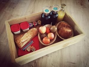 Petit déjeuner complet, jus d'orange frais, viennoiseries, fruits et confitures artisanales